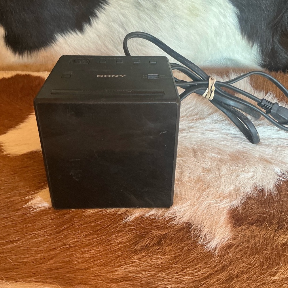 Sony ICF-C1 FM/AM Clock Radio Alarm Cube Black – Works Great